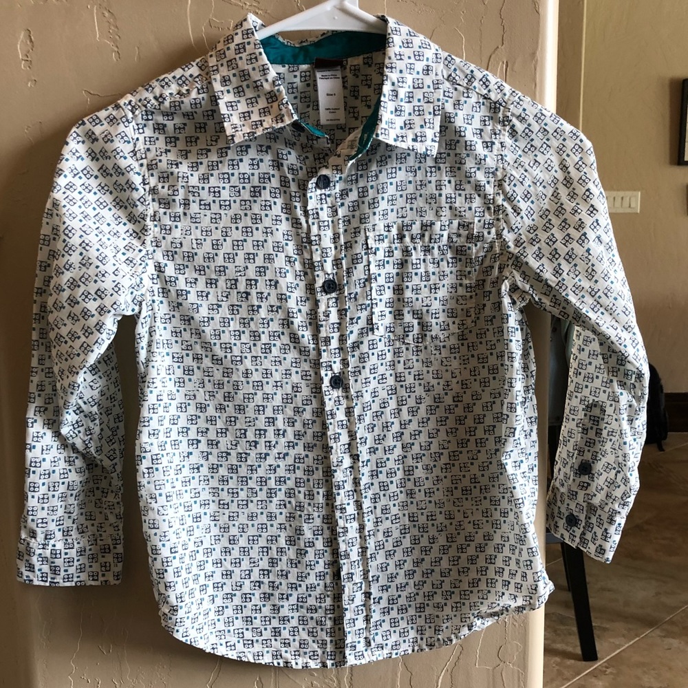 Boys long sleeved button down shirt. EUC. Size 6